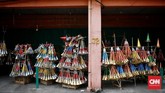 Terompet merupakan salah satu pilihan alat perayaan malam tahun baru selain kembang api. Terompet biasanya akan ditiup serentak oleh warga persis saat pergantian malam tahun baru. CNN Indonesia/Andry Novelino