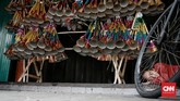 Bagi pengrajin terompet pergantian tahun identik dengan peningkatan penghasilan. Menjelang akhir tahun mereka memacu kapasitas produksi mereka, berharap omset berlipat. CNN Indonesia/Andry Novelino