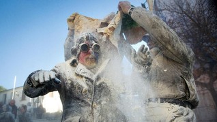 FOTO: Aksi Seru Festival Perang Tepung di Spanyol