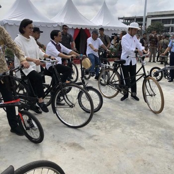 Gaya Jokowi Hingga Sri Mulyani Naik Sepeda Onthel di Semarang
