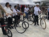Gaya Jokowi Hingga Sri Mulyani Naik Sepeda Onthel di Semarang