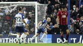 Brighton and Hove Albion meraih kemenangan 2-0 atas Bournemouth di Stadion AMEX. Aaron Mooy (tengah) mencetak gol kedua tuan rumah. (Gareth Fuller/PA via AP)