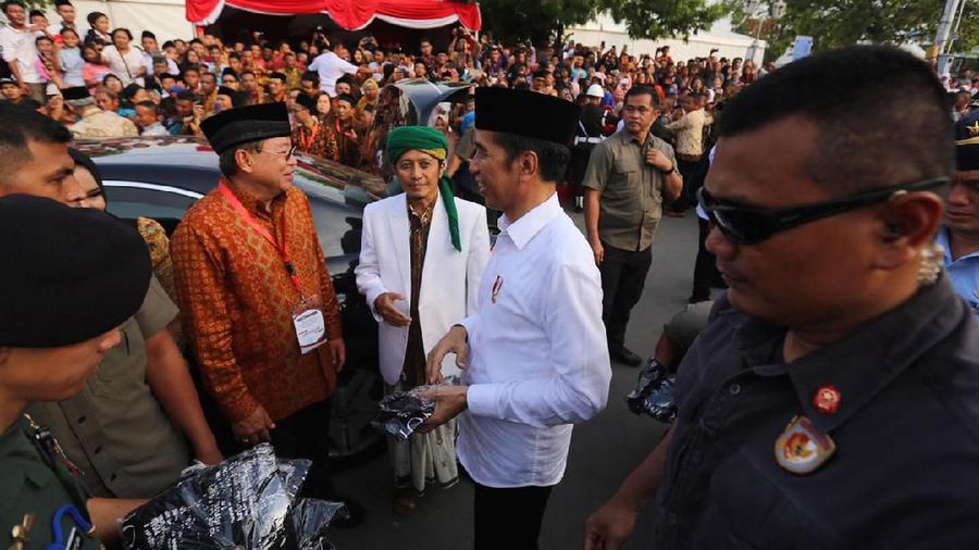 Presiden Joko Widodo (Jokowi) pada hari ini meresmikan peluncuran Bank Wakaf Mikro Apik Kaliwungu dan Al Fadlu di Kabupaten Kendal.