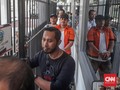 Tutupi Wajah dengan Jaket, Medina Zein Jalani Tes Rambut