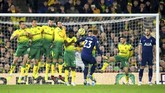Gelandang Tottenham Hotspur Christian Eriksen mencetak gol lewat tendangan bebas. Tottenham gagal menang setelah ditahan tuan rumah Norwich City 2-2 di Carrow Road. (Joe Giddens/PA via AP)