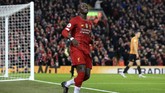 Penyerang Liverpool Sadio Mane mencetak gol kemenangan tuan rumah pada menit ke-42. Liverpool menang 1-0 atas Wolverhampton Wanderers di Stadion Anfield. (AP Photo/Jon Super)