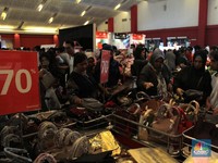 Padatnya Warga Berburu Diskon Akhir Tahun di Pameran Big Bang