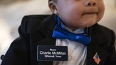 Warga setempat berharap Charlie bisa membantu membawa kedamaian dan kebaikan bagi masyarakat. (Photo by Mark Felix / AFP)