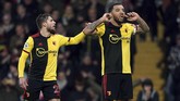 Watford sukses mengalahkan Aston Villa 3-0 di Vicarage Road meski bermain dengan sepuluh pemain sejak menit ke-57. Troy Deeney merayakan gol pertama tuan rumah. (Tess Derry/PA via AP)