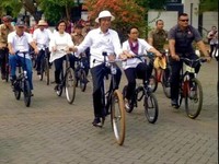 Naik Onthel di Semarang, Jokowi Tinjau 'Icon' Jawa Tengah