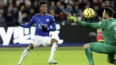 Leicester City berhasil mempertahankan posisi dua klasemen Liga Inggris setelah menang 2-1 atas West Ham United di Stadion London. (AP Photo/Petros Karadjias)