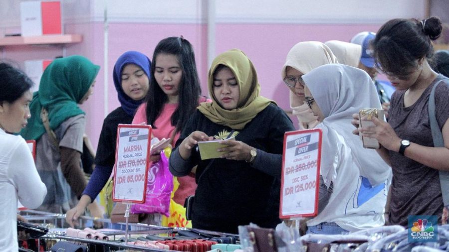 Jelang Akhir Tahun, Warga Buru Diskon Murah di Kemayoran. (CNBC Indonesia/Muhammad Sabki)