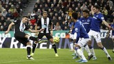 Everton meraih kemenangan kedua beruntun bersama Carlo Ancelotti setelah mengalahkan Newcastle United 2-1 di St James' Park. Dua gol kemenangan Everton dicetak Dominic Calvert-Lewin. (Owen Humphreys/PA via AP)