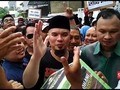 VIDEO: Ahmad Dhani Tiba di Rumah, Massa Sempat Ricuh