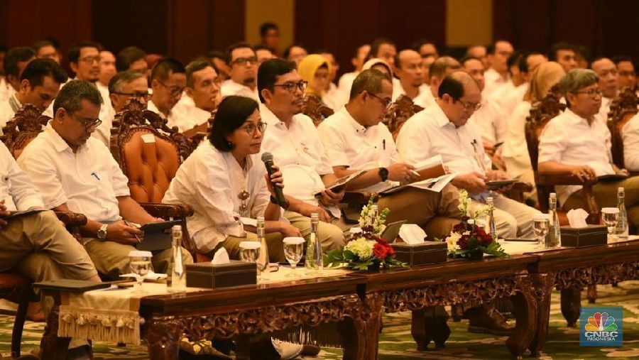 Menteri Sri Mulyani masih kerja di malam tahun baru, bahas APBN sambil video conference