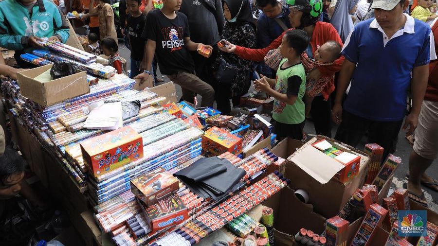 Jelang Malam Tahun Baru, Warga Serbu Pedagang Kembang Api di Kolong Asemka