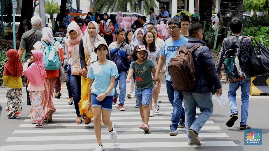 Monas Masih Jadi Lokasi Liburan Favorit Ibukota di Penghujung Tahun. (CNBC Indonesia/Muhammad Sabki)