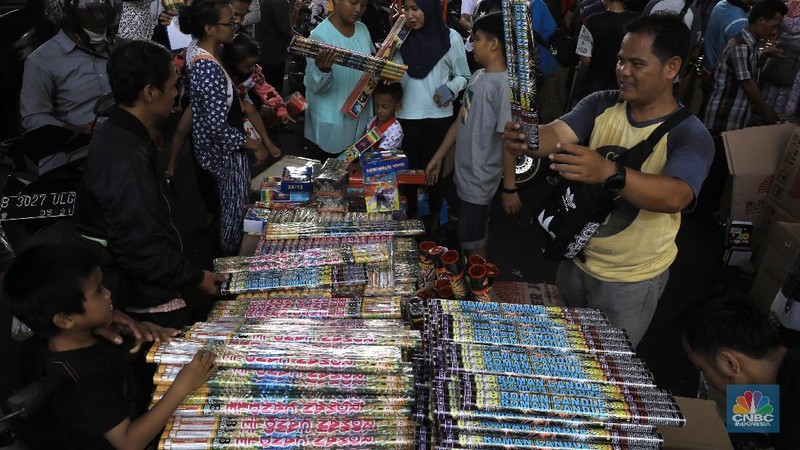 Jelang Malam Tahun Baru, Warga Serbu Pedagang Kembang Api di Kolong Asemka