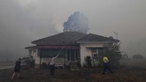 Selain melakukan pemadaman dari darat, pemerintah negara bagian dan federal juga telah mengerahkan helikopter. (Saeed KHAN / AFP)
