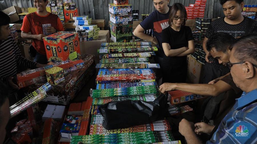 Jelang Malam Tahun Baru, Warga Serbu Pedagang Kembang Api di Kolong Asemka