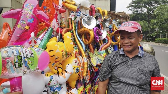 Isu Haram dan Nelangsa Penjual Terompet Tahun Baru