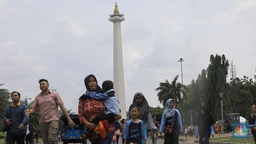 Jelang Akhir Tahun, Warga Jakarta Padati Monas. (CNCB Indoensia/Muhammad Sabki)