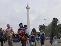 Liburan Akhir Tahun, Warga Jakarta Serbu Monas & Transjakarta
