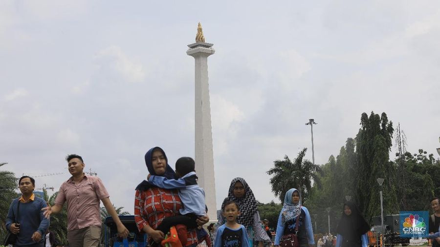 Monas Masih Jadi Lokasi Liburan Favorit Ibukota di Penghujung Tahun. (CNBC Indonesia/Muhammad Sabki)