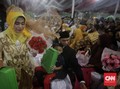 Pasangan Tertua Nikah Massal Dapat Hadiah Umrah