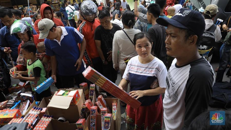 Jelang Malam Tahun Baru, Warga Serbu Pedagang Kembang Api di Kolong Asemka