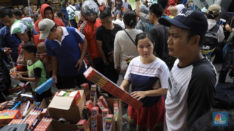 Jelang Malam Tahun Baru, Warga Serbu Pedagang Kembang Api di Kolong Asemka