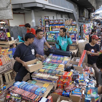 Laris Manis Penjual Kembang Api Jelang Malam Tahun Baru