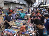 Laris Manis Penjual Kembang Api Jelang Malam Tahun Baru