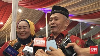 Kakek Nenek Rasa Pengantin Baru di Nikah Massal