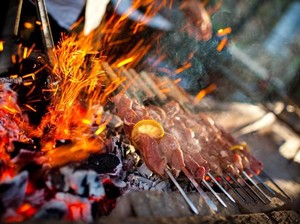 Siap Bakar-bakar! Begini 5 Trik Menyalakan Arang dengan Mudah