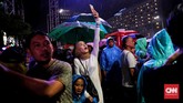 Meskipun diguyur hujan, warga tetap antusias merayakan pergantian malam tahun baru 2020. (CNN Indonesia/Safir Makki).