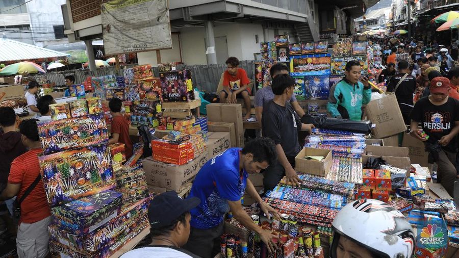 Jelang Malam Tahun Baru, Warga Serbu Pedagang Kembang Api di Kolong Asemka