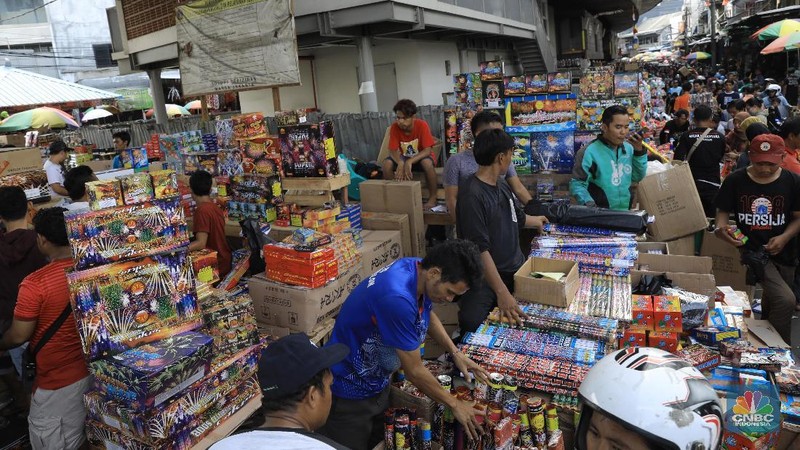Jelang Malam Tahun Baru, Warga Serbu Pedagang Kembang Api di Kolong Asemka