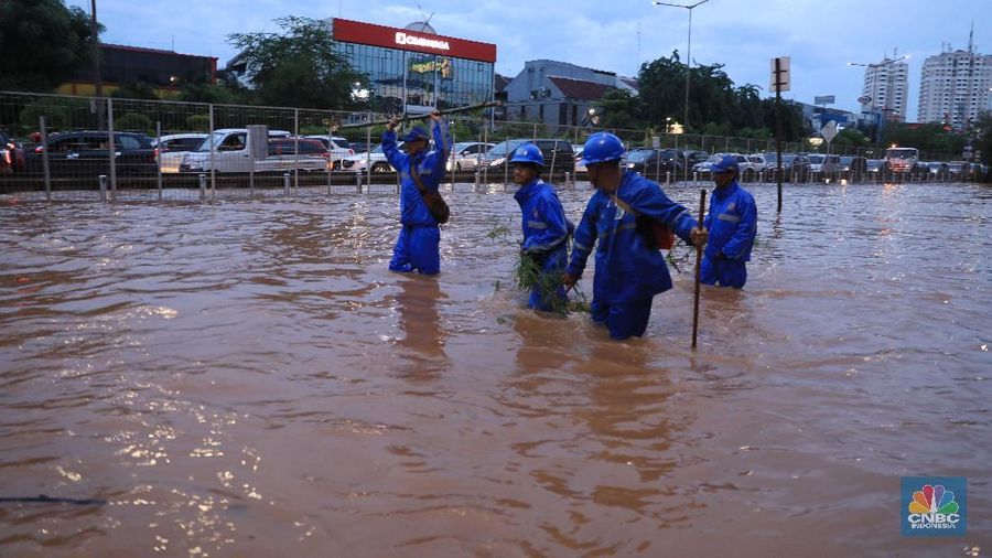 Hujan dengan deras mengguyur Jabodetabek sejak Selasa (31/12/2020) sore hingga Rabu (1/1/2020) pagi, membuat seluruh wilayah Jabodetabek terendam banjir.