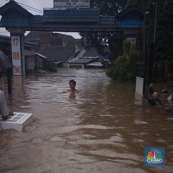 Orang Tua dan Anak Masih Terjebak Banjir di Ciledug