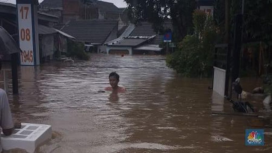 Menurut warga sekitar banjir di kawasan tersebut setinggi leher orang dewasa.