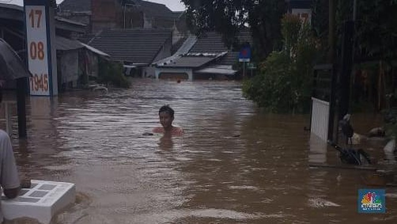 Menurut warga sekitar banjir di kawasan tersebut setinggi leher orang dewasa.