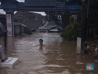 Orang Tua dan Anak Masih Terjebak Banjir di Ciledug