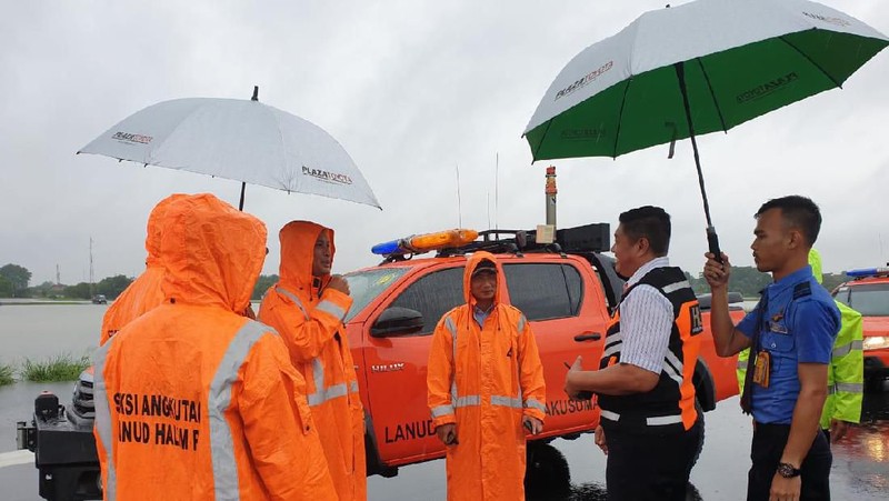 Hujan deras yang mengguyur wilayah Jakarta pada Rabu, 1 Januari 2020 mengakibatkan aktivitas penerbangan di Bandar Udara Halim Perdana Kusuma lumpuh.