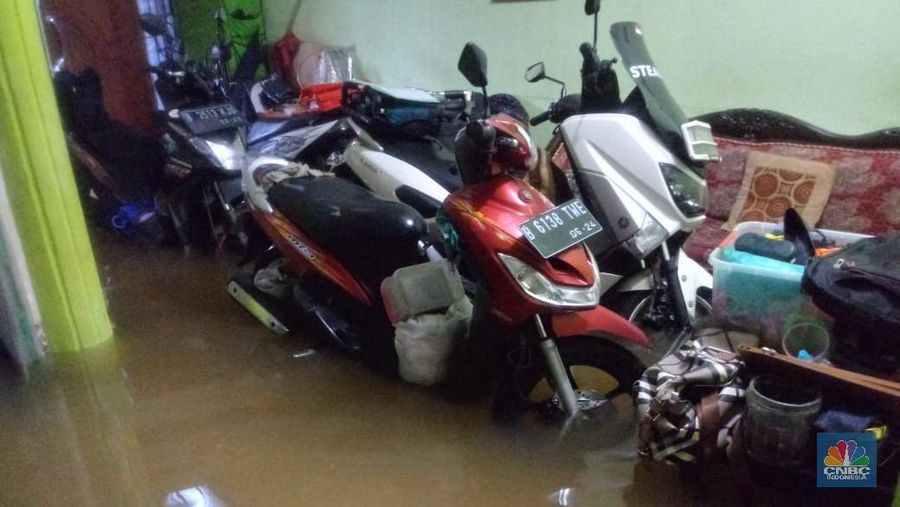 Hujan dengan deras mengguyur Jabodetabek sejak Selasa (31/12) sore hingga Rabu (1/1) pagi, membuat seluruh wilayah Jabodetabek terendam banjir, Jakarta.