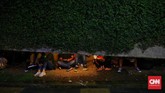 Ada juga yang berteduh di sejumlah tempat, termasuk pos dan tenda-tenda yang ada di sekitar Bundaran HI. (CNN Indonesia/Safir Makki).