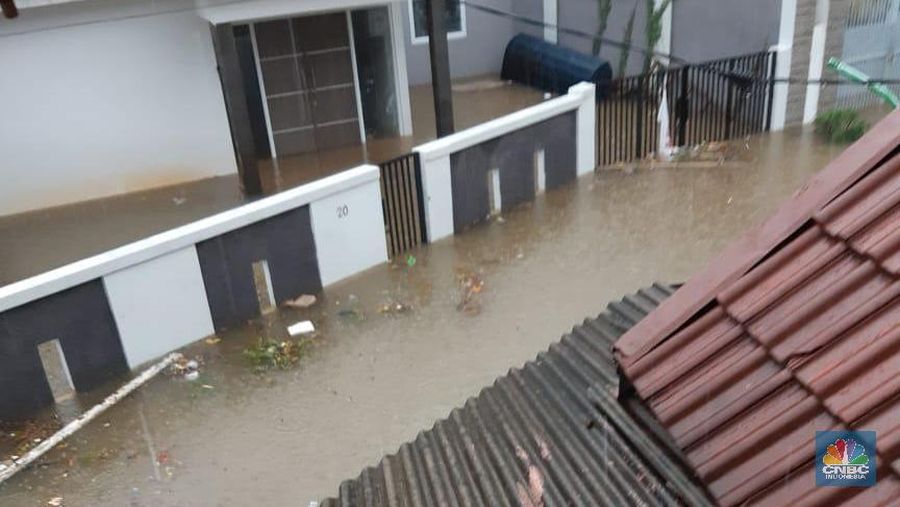 Rumah yang terenda banjir di Perumahan Ciledug. (CNBC Indonesia/Chandra Gian Amara)