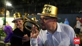 Warga merayakan pergantian malam tahun baru 2020 dengan meniup terompet, menyalakan kembang api hingga menonton kembang api. (CNN Indonesia/Safir Makki).