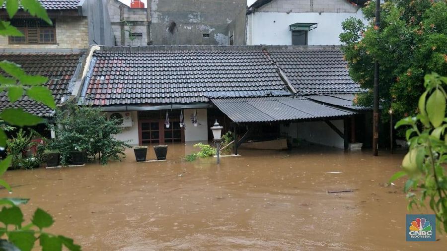 Menurut warga sekitar banjir di kawasan tersebut setinggi leher orang dewasa.