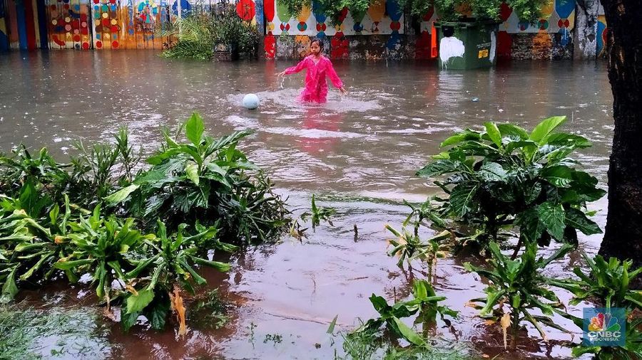 Intensitas hujan deras yang mengguyur Ibu kota membuat genangan dan banjir dimana-mana.